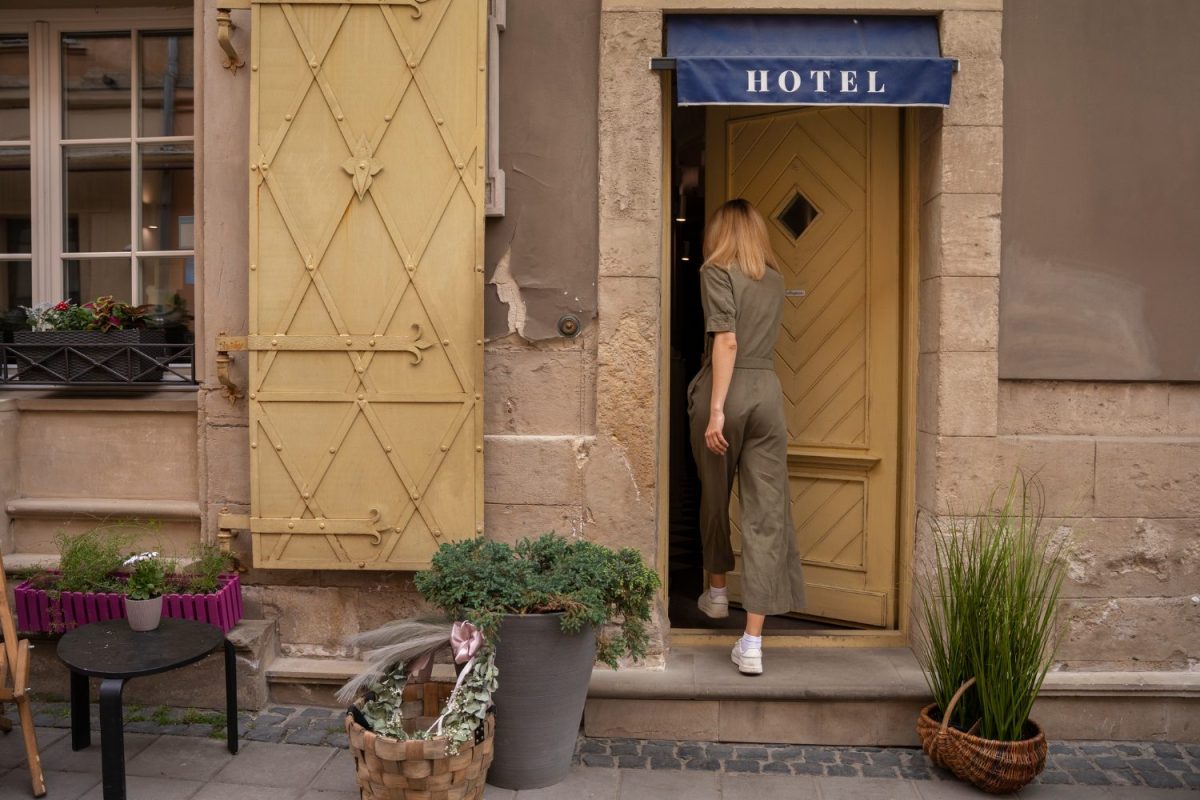 femme qui entre dans un hôtel de charme