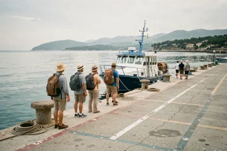 Embarcadère matinal pour le bateau vers l'île de Porquerolles avec peu de touristes en file d'attente