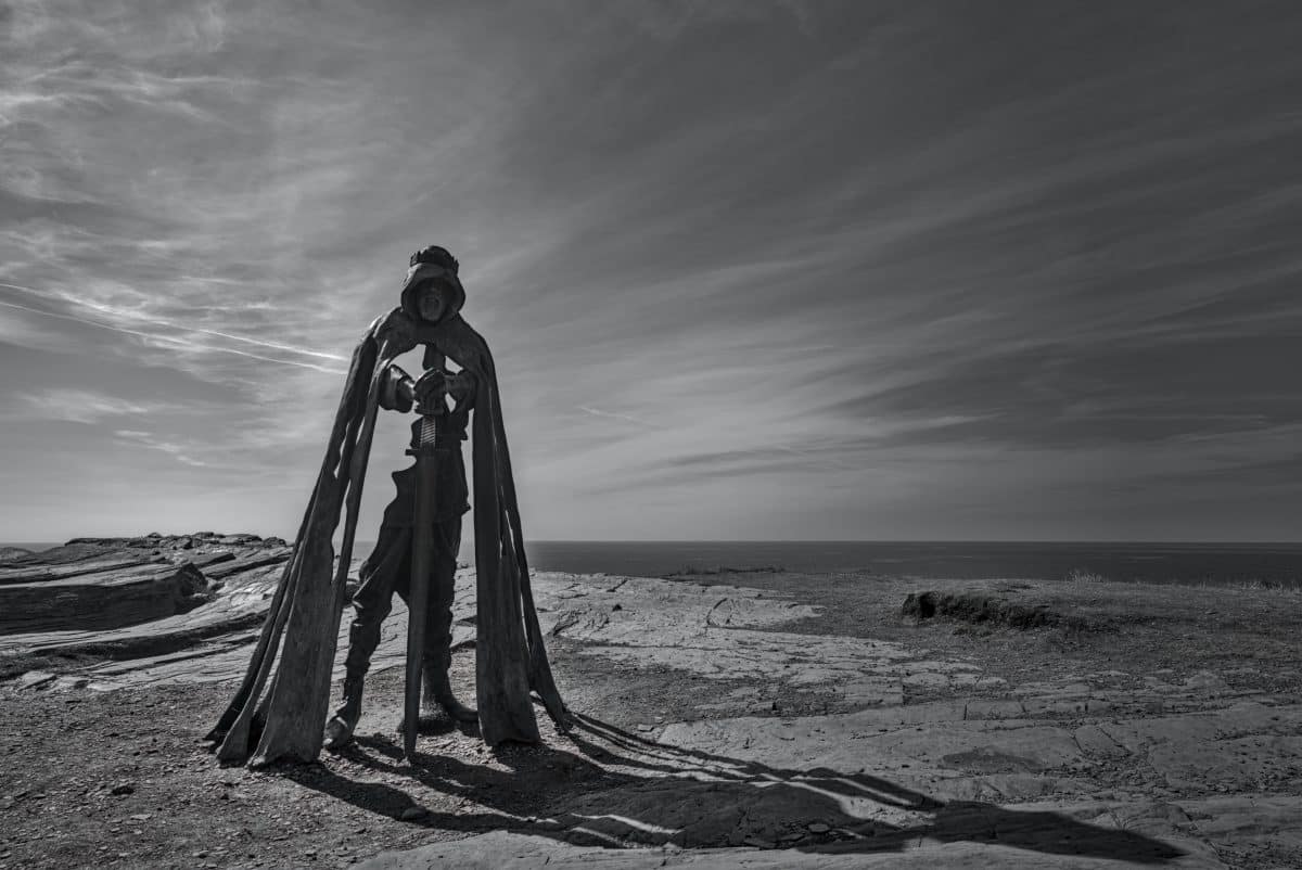 homme tenant une épée