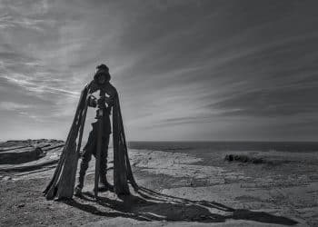 homme tenant une épée