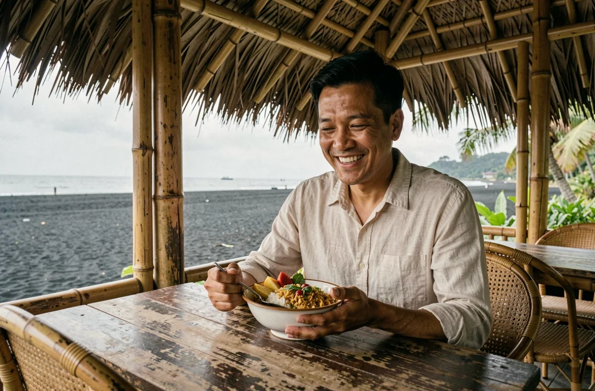 Voyageur savourant un repas balinais traditionnel dans un warung en bord de mer à Lovina Beach, Bali
