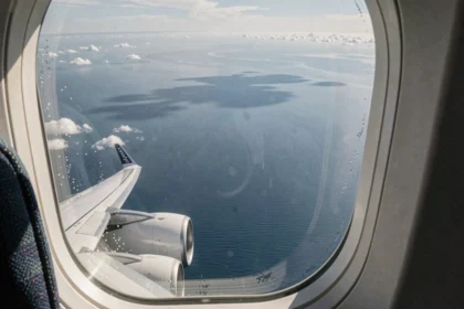 Vue depuis le hublot d'un avion survolant l'océan Pacifique lors d'un long vol Paris Sydney